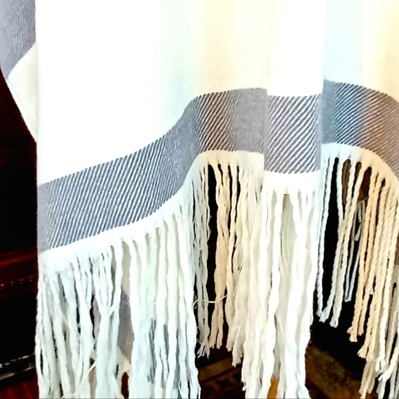 EUC! Reduced price due to Redford’s passing. Sundance Softest Blanket wrap - Picture 6 of 6